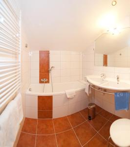 巴德小基希海姆伯格霍夫希尔万德酒店的带浴缸和盥洗盆的浴室