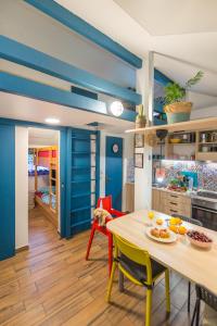 卡特兹奥布萨维Boho House 4 in camp Terme Catez的厨房拥有蓝色的墙壁,配有桌椅