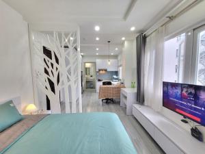 胡志明市MơMơ Residence的一间卧室设有一张绿色大床和一个大窗户