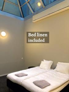 斯德哥尔摩Grad Hotel and Hostel的墙上挂着贝迪尼标志的一张床位