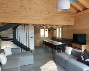 尚帕尼恩瓦努瓦茲Bio Corti Spa 12 personnes的客厅配有沙发和桌子