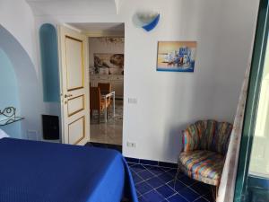 普莱伊亚诺Palazzo Rocco - Golden Suite - Praiano - Amalfi Coast的一间卧室,卧室内配有一张床和一把椅子
