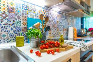 卡特兹奥布萨维Boho House 4 in camp Terme Catez的水槽旁的切板上带西红柿的厨房台