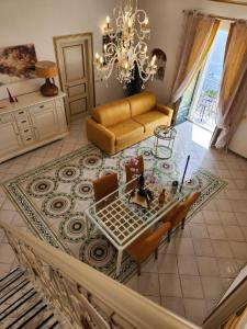 普莱伊亚诺Palazzo Rocco - Golden Suite - Praiano - Amalfi Coast的享有空中景致,设有带桌椅的客厅