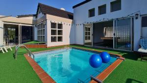 拉姆斯盖特LookOut Ramsgate的一座蓝色气球房子的院子内的游泳池