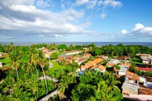 JoanesPousada das Estrelas的享有棕榈树村庄和大海的空中景致