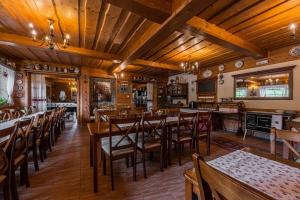 兹蒂尔Vila Panorama的餐厅设有木制天花板和桌椅
