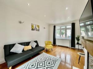 Modern 3 Bed Romford Home (Free Parking)的休息区