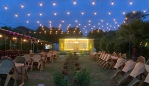 阿格拉Agra Camps and Resort的婚礼的布置,有椅子和灯