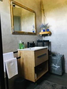 萨武德里亚SMOKVICA的浴室设有木制梳妆台和镜子