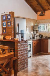 卡皮亚德尔德尔蒙特Cabañas Morada del Cerro的厨房配有砖台和炉灶
