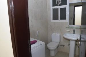 塞拉莱Aknan 01 - Center Market的浴室配有白色卫生间和盥洗盆。