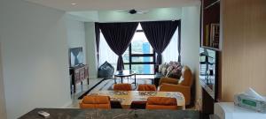 吉隆坡Anggun Residences 1500sqft 3BR KL TOWER KLCC的客厅配有沙发和桌椅