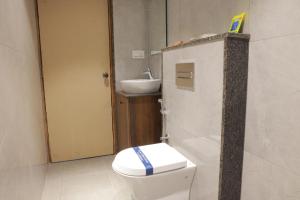 蒂鲁帕蒂LK GRAND HOME的一间带卫生间和水槽的浴室