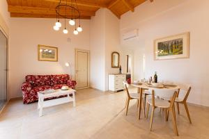 佩萨达Villa Ruby的客厅配有桌子和红色沙发