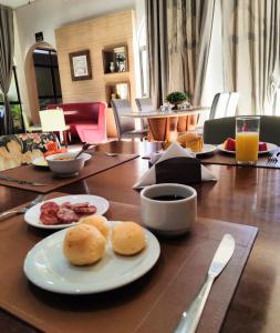 索里苏Imperial Palace Hotel Sorriso的一张木桌,上面放着食物盘