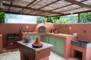 蒙希克Casa Spa d'Alma的厨房设有带户外烤箱的户外厨房