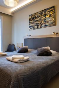 托隆Angelo Hotel-Cafe的一间卧室配有两张带枕头的床。