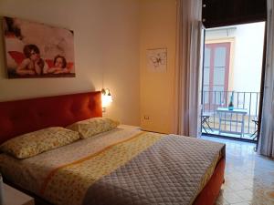 索伦托Sorrento City Center Atmosphere的一间卧室设有一张床,享有阳台的景色