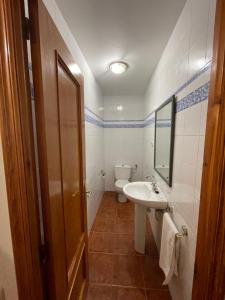 卡拉塞特卡萨诺斯特拉玛塔兰亚酒店的一间带水槽、卫生间和镜子的浴室