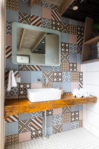 派尔努Cube house的一间带水槽和镜子的浴室