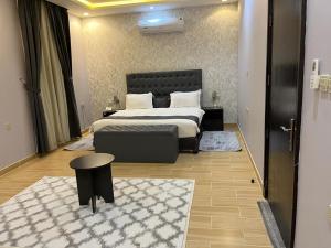 利雅德Riyadh Inn Hotel的一间卧室配有床、沙发和地毯。