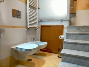 索伦托Sorrento City Center Atmosphere的一间带卫生间和水槽的浴室