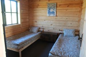 DundagaDundaga Axe & Archery guesthouse的小木屋内带两张床的房间