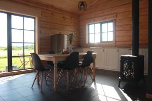 DundagaDundaga Axe & Archery guesthouse的厨房配有桌椅和炉灶。