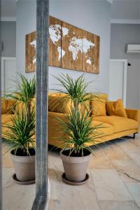 塔里法Margaritas 21 Rooms的客厅,沙发前有两盆植物