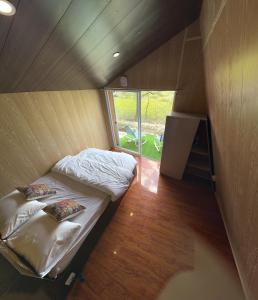 锡卡都MONTAGNA PODS的小房间设有两张床和窗户