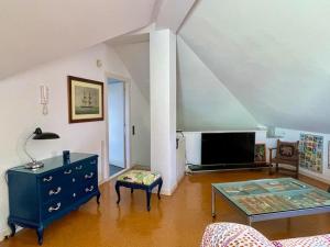 Vilassar de DaltPalm Maresme - Suite with bathroom and living-room and terrasse with ocean views in a private villa的客厅配有蓝色梳妆台和电视