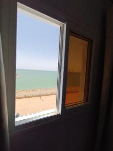 达赫拉PLAYA HOTEL的享有海滩景致的窗户。