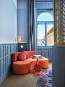 布达佩斯W Budapest的客厅配有橙色沙发和桌子
