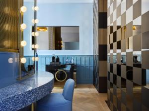 布达佩斯W Budapest的一间酒吧,配有蓝色椅子和镜子
