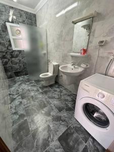 塞拉莱Fully Furnished 2bedroom apartment, Salalah, Oman的浴室配有卫生间水槽和洗衣机。