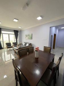 塞拉莱Fully Furnished 2bedroom apartment, Salalah, Oman的客厅配有木桌和椅子
