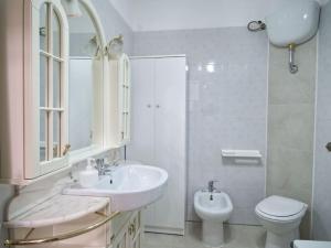 伊格莱西亚斯Casa vacanze BellaVista的白色的浴室设有水槽和卫生间。