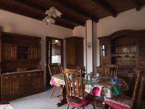 伊格莱西亚斯Casa vacanze BellaVista的厨房配有桌子和一些木橱柜