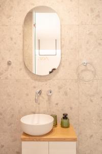 AkritokhórionSunset Luxury Villa的浴室设有白色水槽和镜子