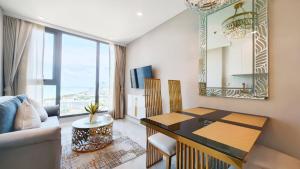 乔木提恩海滩Copacabana Beach Jomtien的客厅设有餐桌,享有海景