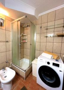 什蒂普Baroque-style apartment的带淋浴的浴室内的洗衣机