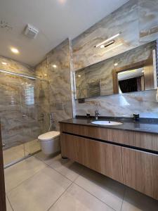 乌宗Kaya Life Resort的一间带水槽、淋浴和卫生间的浴室