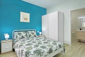 阿利坎特Umihouse apartamentos centro Alicante的蓝色的卧室,配有床和蓝色的墙壁