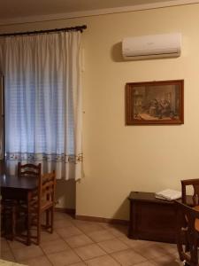 塔尔奎尼亚Casa Teresa的客厅配有桌子和带空调的窗户。