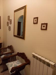塔尔奎尼亚Casa Teresa的镜子在墙上,有一张婴儿床