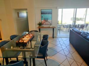 西耶斯塔岛Island House Beach Resort 2S的客厅配有餐桌和食物