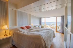 Bådsted斯塔莫巴德酒店的一间卧室设有一张床,享有海景