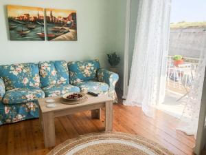 Ágios RókkosCorfu Fortress Apartment的客厅配有蓝色的沙发和桌子