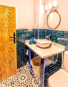 舍夫沙万Old world charm, modern comfort的一间带水槽和镜子的浴室